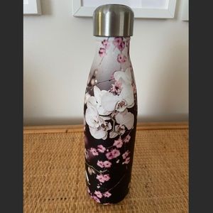 NWOT 17 oz Swell floral bottle